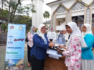 Kolaborasi IKWI Kabupaten Bandung - DWP Diskominfo Bagikan Ratusan Takjil Gratis untuk Warga yang Ngabuburit