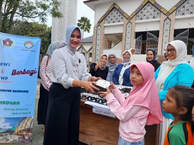 Kolaborasi IKWI Kabupaten Bandung - DWP Diskominfo Bagikan Ratusan Takjil Gratis untuk Warga yang Ngabuburit