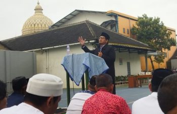 Pelaksanaan Salat Idul Fitri 1445 H di Halaman Sekolah Al-Haq Margahayu, Ini yang Disampaikan Khotib Ustad Hilman