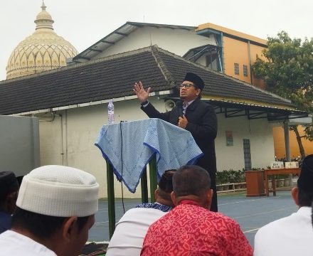 Pelaksanaan Salat Idul Fitri 1445 H di Halaman Sekolah Al-Haq Margahayu, Ini yang Disampaikan Khotib Ustad Hilman