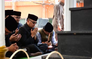 H. Sugianto Pimpin Doa Bersama Saat ziarah ke Makam Para Mantan Bupati Bandung.