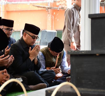 H. Sugianto Pimpin Doa Bersama Saat ziarah ke Makam Para Mantan Bupati Bandung.