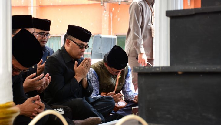 H. Sugianto Pimpin Doa Bersama Saat ziarah ke Makam Para Mantan Bupati Bandung.